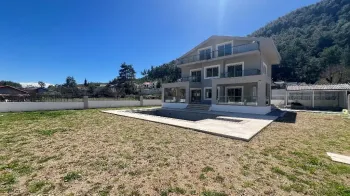 Uzumlu'da özel bahçeli ve büyük havuzlu altı yatak odalı müstakil villa